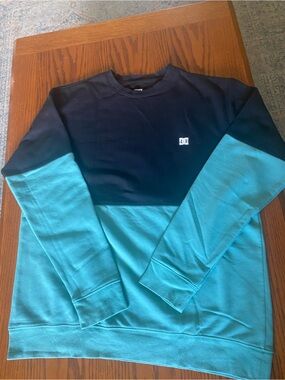 DC Two-Tone Navy and Teal Crewneck Sweater Large